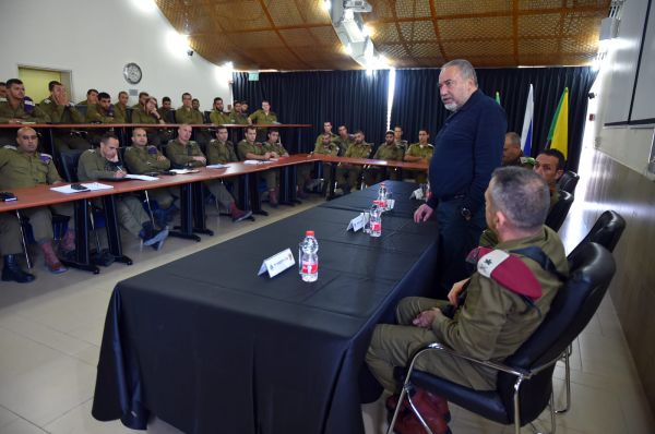 חרף הירי לבאר שבע:ליברמן הורה לפתוח את המעברים לעזה