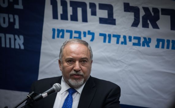 השר ליברמן כינה את זועבי "מחבלת" וקיבל נזיפה