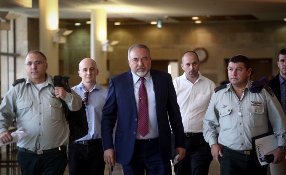 ליברמן לשאלת סרוגים:"בנט מתעסק רק בפוליטיקה"