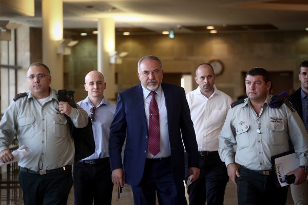 ליברמן לשאלת סרוגים:"בנט מתעסק רק בפוליטיקה"