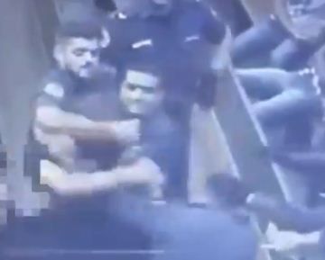 לעיני השופט; אסיר תוקף סוהר ומכה אותו בראשו. צפו