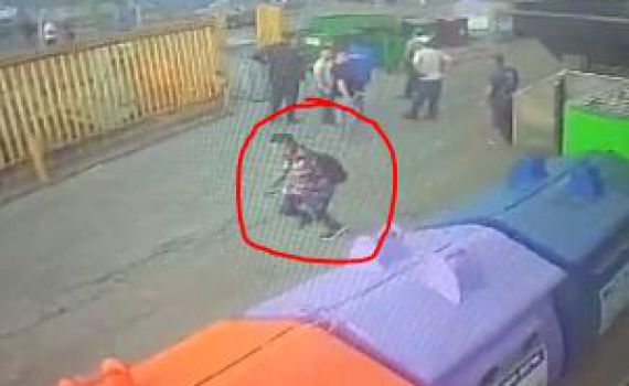 צפו • לעיני אנשים: הרגע בו המחבל נמלט מזירת הפיגוע