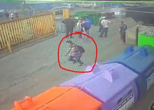 צפו • לעיני אנשים: הרגע בו המחבל נמלט מזירת הפיגוע