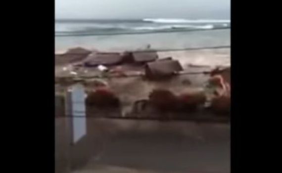 מעל לאלף הרוגים; צפו: רגע פגיעת הצונאמי באינדונזיה