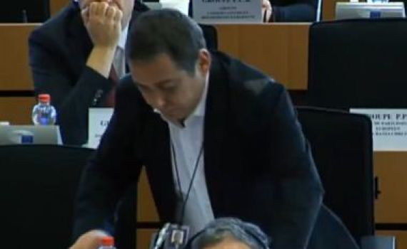 "נגעלת": דיכטר הותקף במהלך נאומו בבריסל. צפו