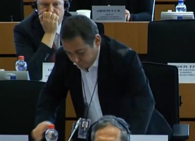 "נגעלת": דיכטר הותקף במהלך נאומו בבריסל. צפו