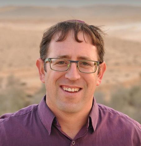 קרב בין העתונאים הסרוגים: "לא יודע איזו תורה למדת"