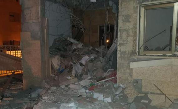 גיבורה: שלפה את ילדיה מהמיטה רגע לפני הפגיעה