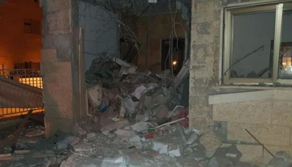 גיבורה: שלפה את ילדיה מהמיטה רגע לפני הפגיעה