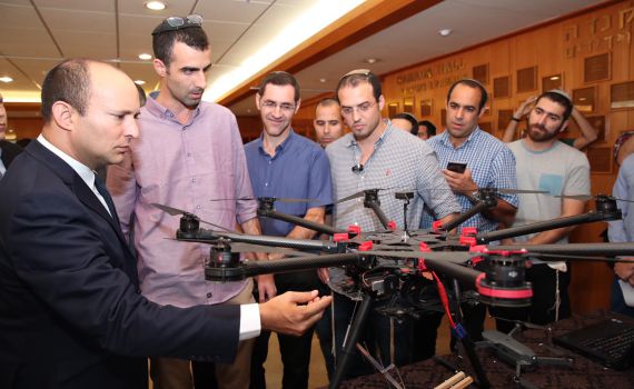 בנט סקר סטארטפים חדשים במרכז האקדמי לב