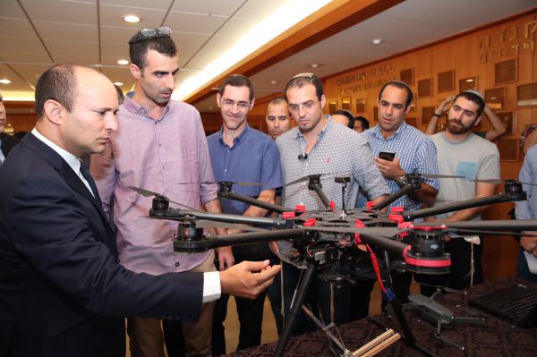 בנט סקר סטארטפים חדשים במרכז האקדמי לב