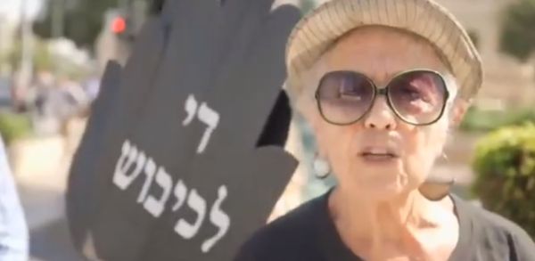צפו: 'נשים בשחור' תומכות בעופר ברקוביץ'