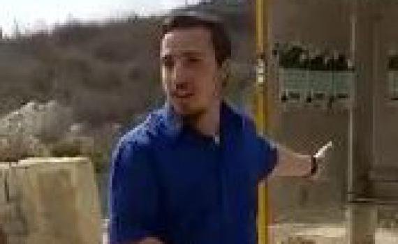 עד הראייה מהפיגוע משחזר: "המחבל הניף סכין ענקית"