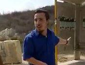 עד הראייה מהפיגוע משחזר: "המחבל הניף סכין ענקית"