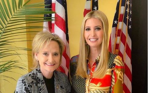 יורדות לעם: איוונקה ומייגן מכניסות בגדים זולים לארון