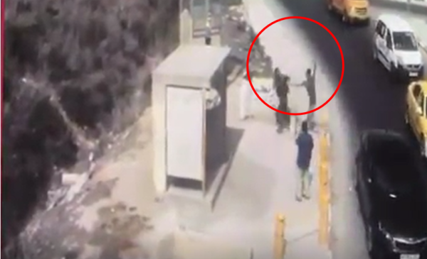 תיעוד הפיגוע בשומרון: המחבל זינק ודקר את החייל