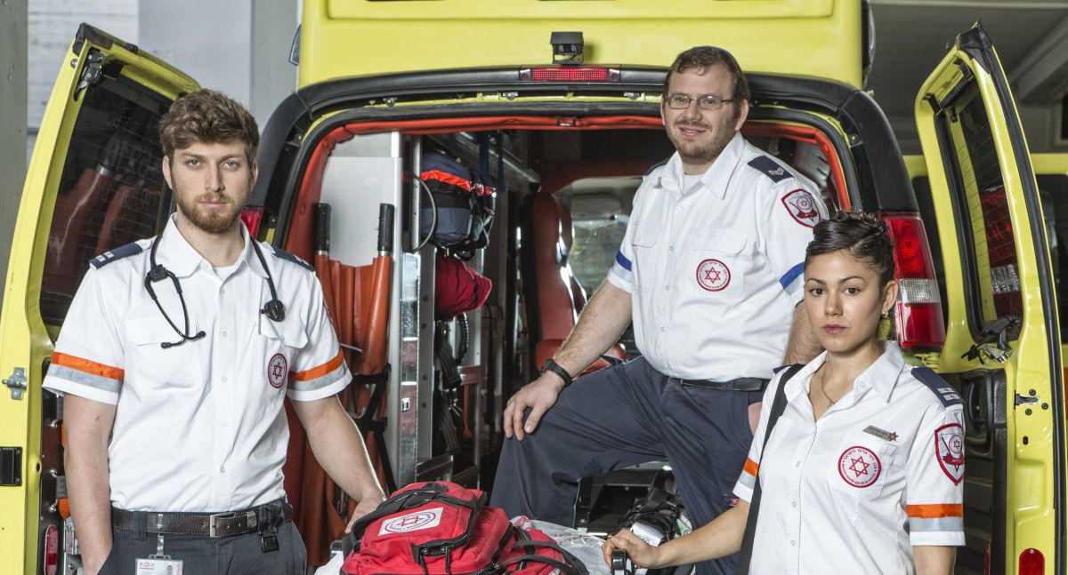 מציל חיים על המסך: הכוכב הסרוג של 'אמבולנס'
