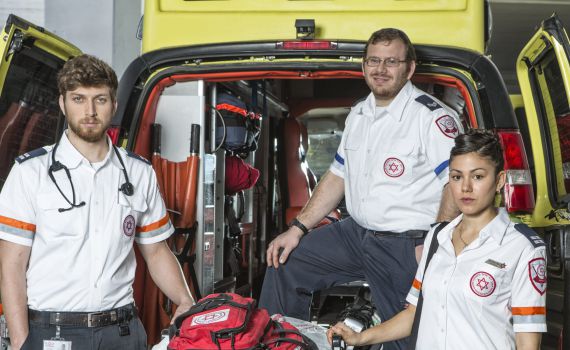 מציל חיים על המסך: הכוכב הסרוג של 'אמבולנס'
