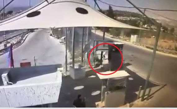 תיעוד הפיגוע: בן 8 שולף סכין, לעבר החייל ונמלט