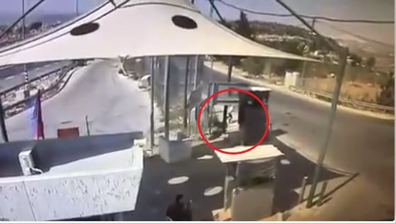 תיעוד הפיגוע: בן 8 שולף סכין, לעבר החייל ונמלט