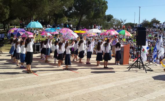 מתפללים לגשמים: תלמידי החמ"ד בתפילה המונית