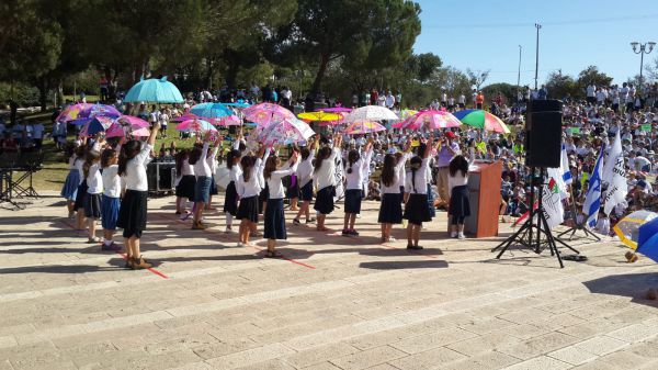 מתפללים לגשמים: תלמידי החמ"ד בתפילה המונית