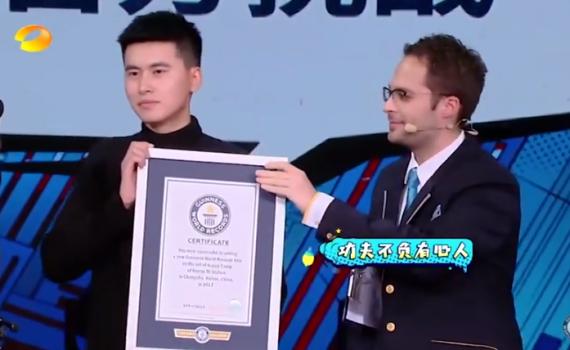 שואף גבוה: האדם שהצליח לשבור שיא גינס מפתיע•צפו