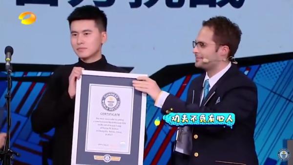 שואף גבוה: האדם שהצליח לשבור שיא גינס מפתיע•צפו