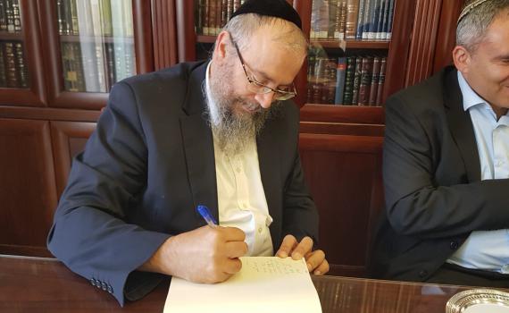 בנו של הרב מרדכי אליהו הודיע על תמיכה באלקין