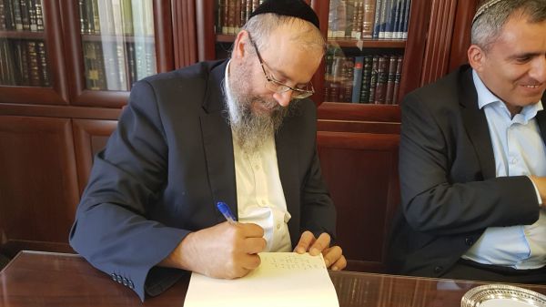 בנו של הרב מרדכי אליהו הודיע על תמיכה באלקין