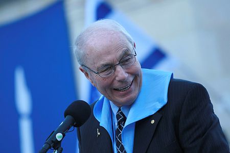 זוכה פרס נובל מצטרף למפלגת העבודה