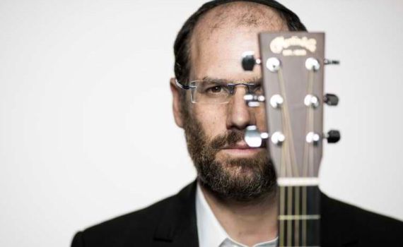 צפו: אהרן רזאל מארח את הזמר הכי קרוב אליו לדואט