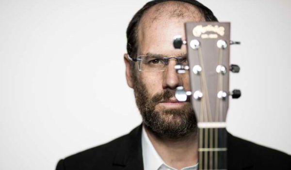 צפו: אהרן רזאל מארח את הזמר הכי קרוב אליו לדואט