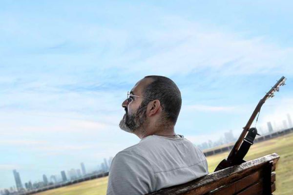 צונח למעלה: קובי אפללו משיק סינגל חדש • צפו