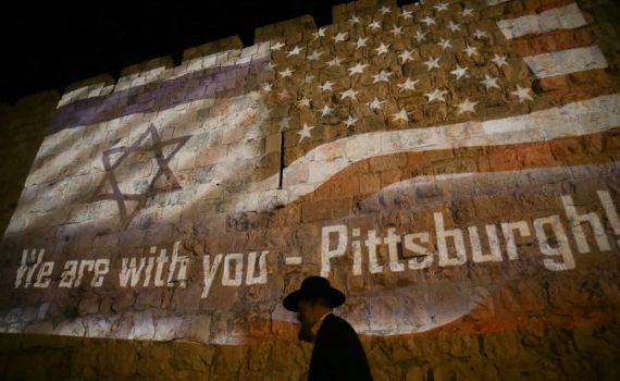 תיעוד: חומות העיר העתיקה הוארו בדגלי ישראל וארה"ב