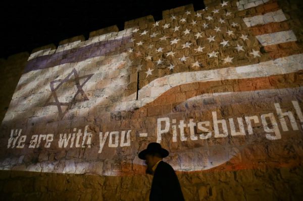 תיעוד: חומות העיר העתיקה הוארו בדגלי ישראל וארה"ב