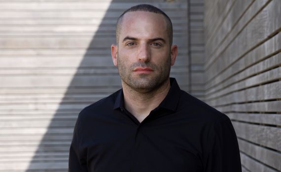 צפו: נועם מיכאל מעורר לחיים את הרב קרליבך