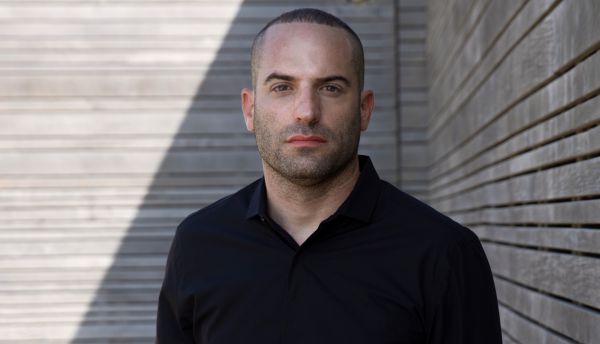 צפו: נועם מיכאל מעורר לחיים את הרב קרליבך