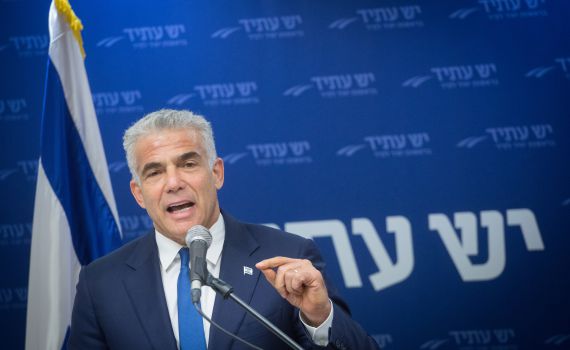 לפיד עונה לנתניהו: "הוא קורס תחת הלחץ"