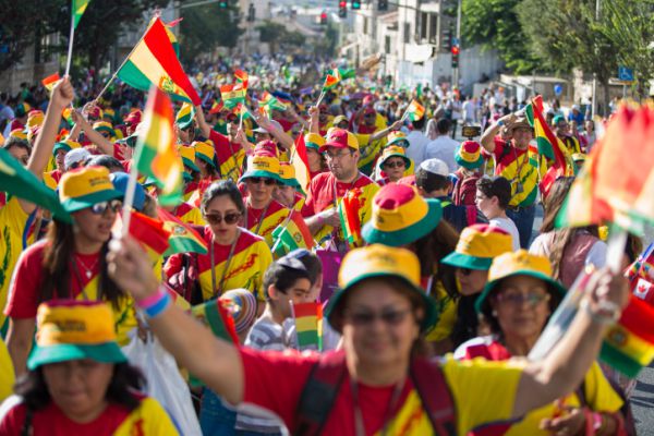 תדהמה: מיסיונרים הטיפו למשתתפי צעדת ירושלים