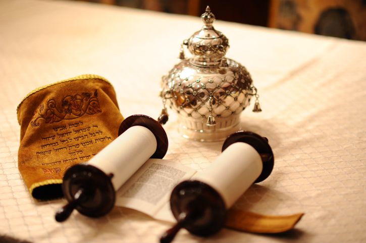 נעצר חשוד בגניבת ספרי תורה ממרכז קבלה