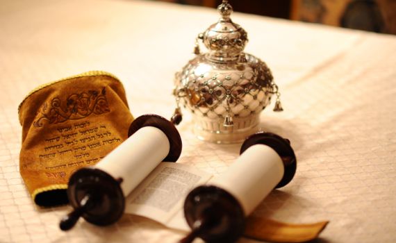 נעצר חשוד בגניבת ספרי תורה ממרכז קבלה