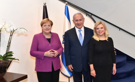 מרקל מכחישה: "הביקור לא הותנה בפינוי חאן אל אחמר"