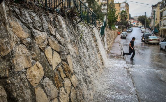 החורף כבר כאן: גשם חזק החל לרדת בצפון. צפו