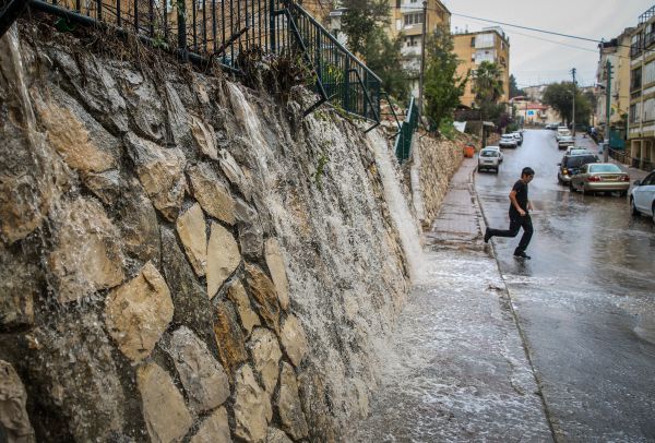 החורף כבר כאן: גשם חזק החל לרדת בצפון. צפו