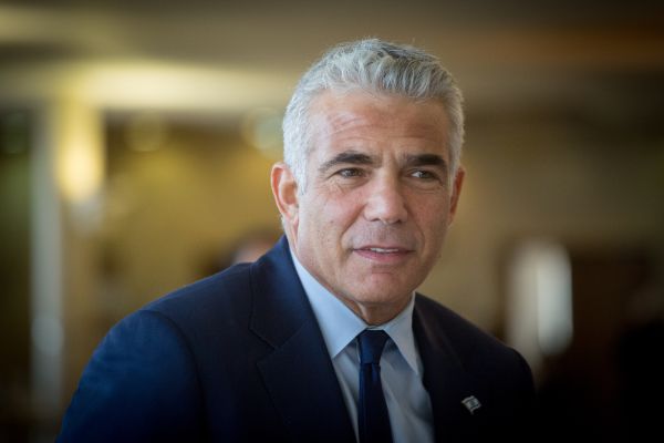 לפיד: "חמאס צריך לדעת שאיש אינו חסין"