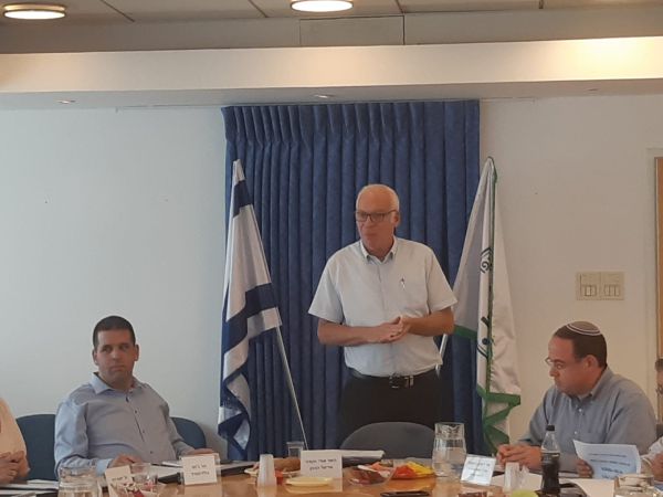 גבאי השתלח • אריאל מגיב: "לא הכרחנו להעסיק בנו"ש"