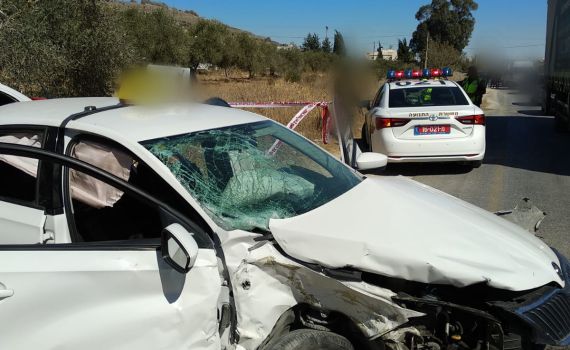 גנב מונית, ברח מהשוטרים והתנגש ברכב. מצבו בינוני