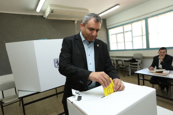 אלקין בקלפי: "קורא לתושבי ירושלים- צאו להצביע"