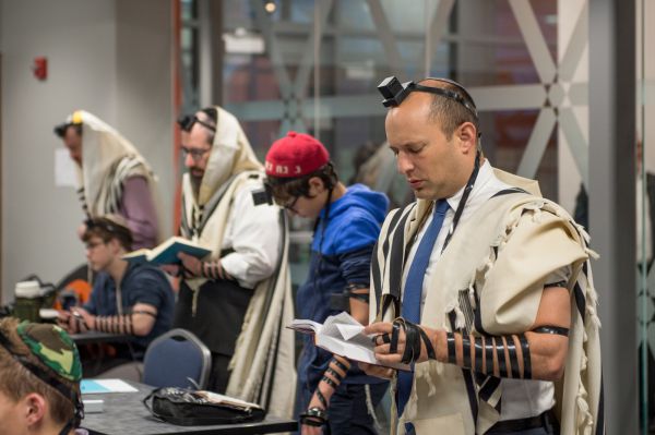 צפו: בנט מתפלל עם הקהילה היהודית בפיטסבורג